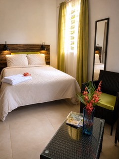 A furnished guest room at Cattleya Flor Hotel